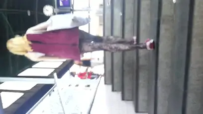 In strapse und kurz unter den rock geschaut