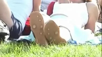 Sans culotte sur la pelouse